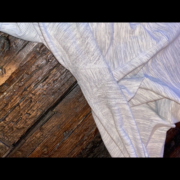 LULULEMON LEGGINGS 25” - Picture 3 of 4